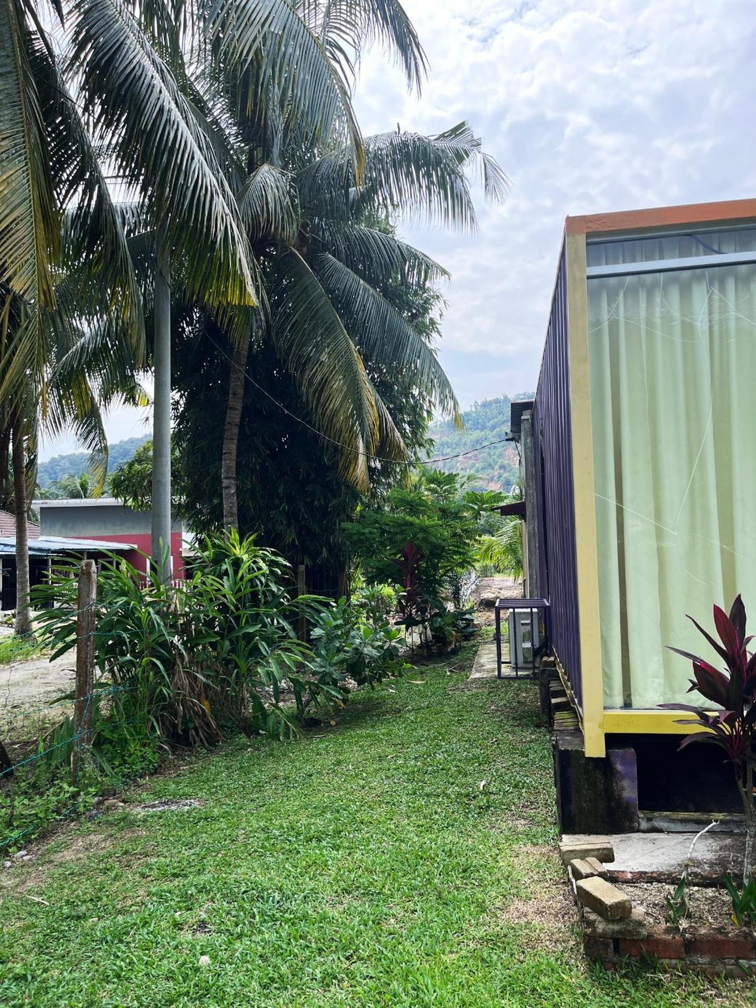 Purple Cube At Lumut Cube Homestay Kontena Exterior photo